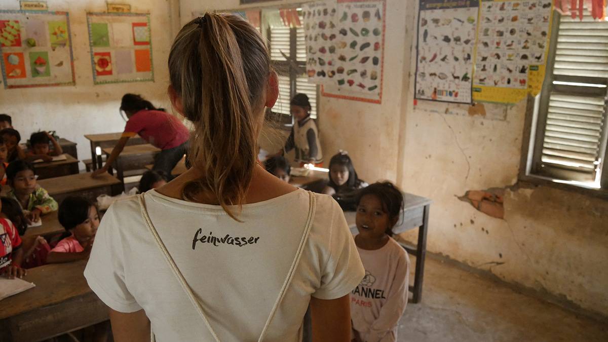 weiße person vor der Schulklasse Kambodscha white savior volunteering