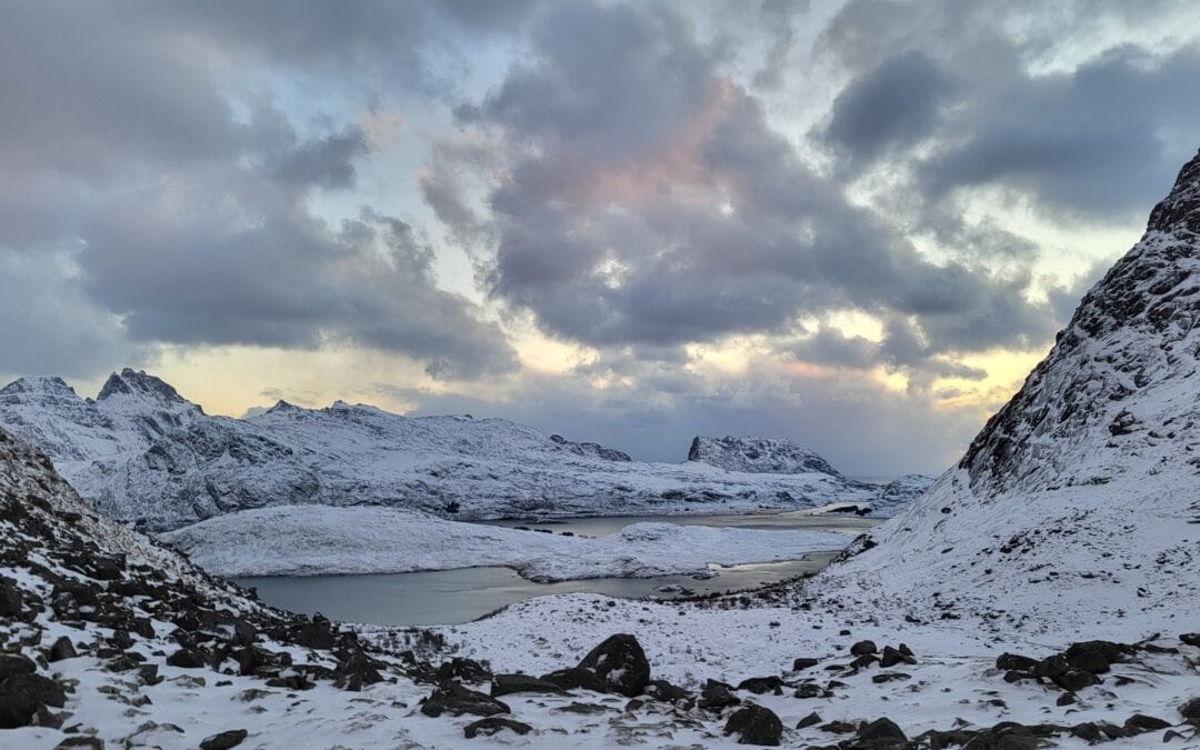 Winterliche Berge im Sonnenuntergang